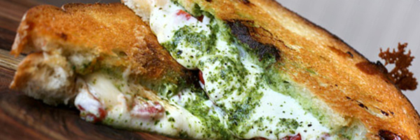 Sandwich De Pesto Y Mozzarella