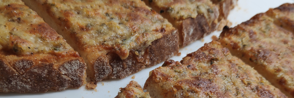 Tosta de ajo asado y parmesano